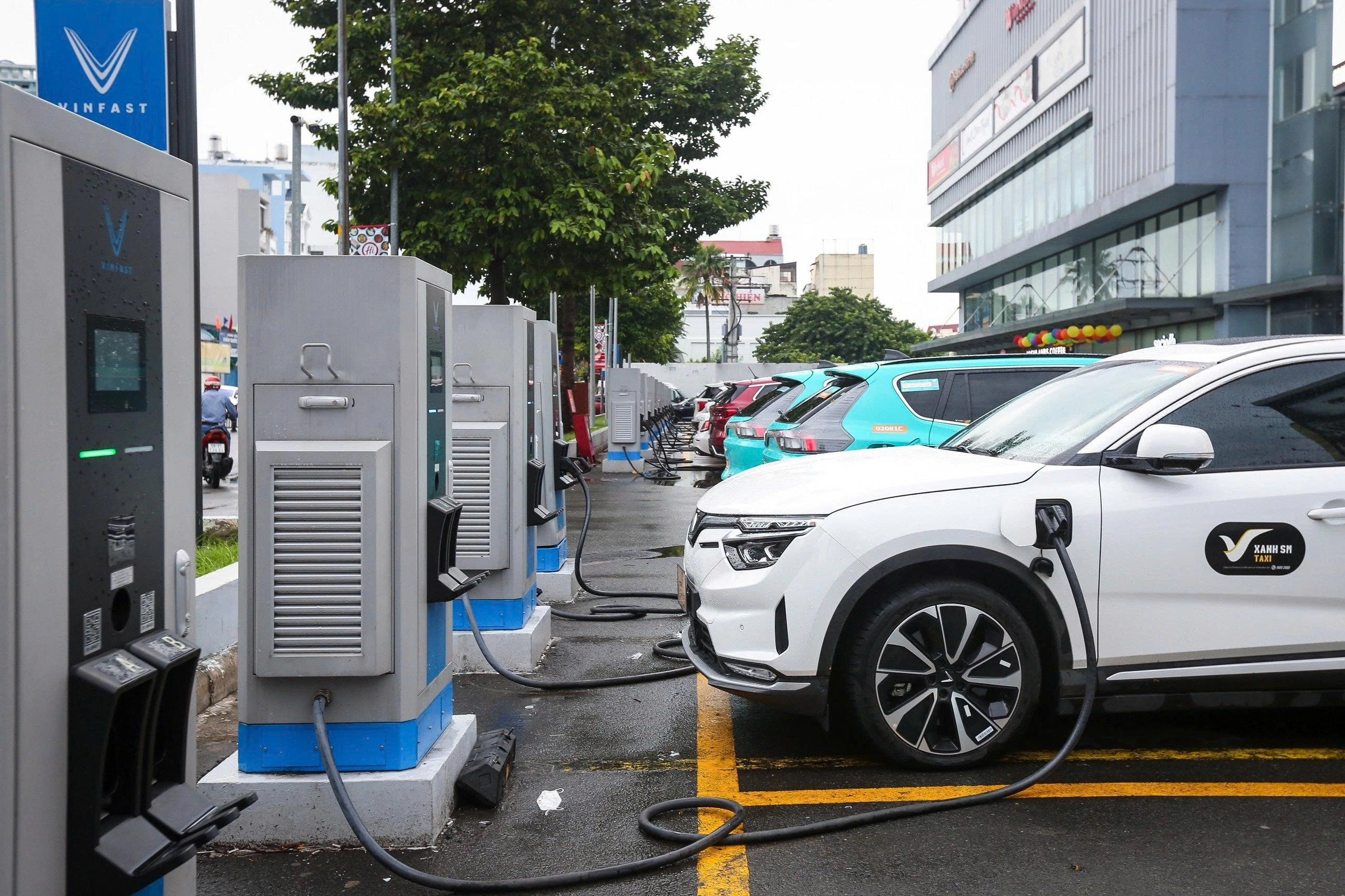 So sánh chi phí xe điện và xăng